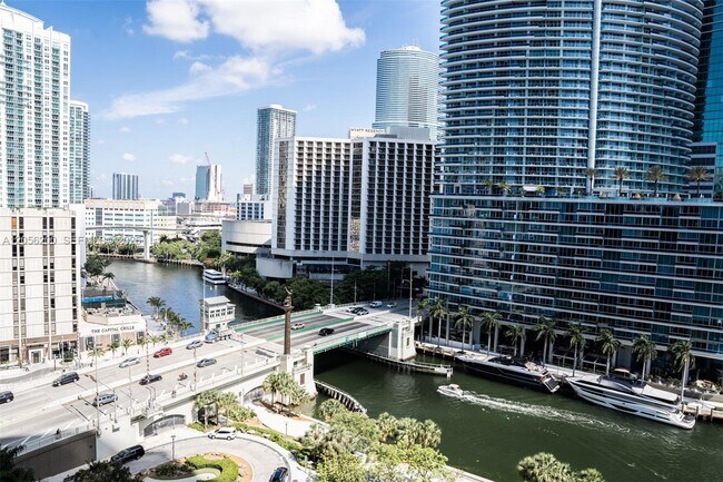 Building Photo - 495 Brickell Ave