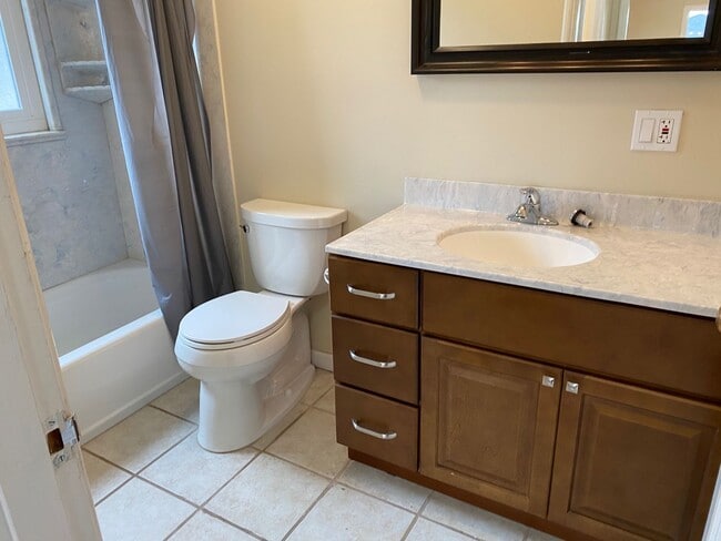 Building Photo - Epic REA-Great 1 BR/1 BA Unit in a S/S Duplex