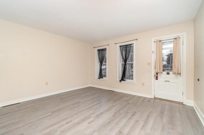 Building Photo - 602 W Louther St