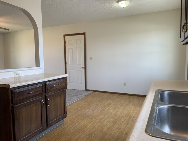 Building Photo - 800 Vassar Cir