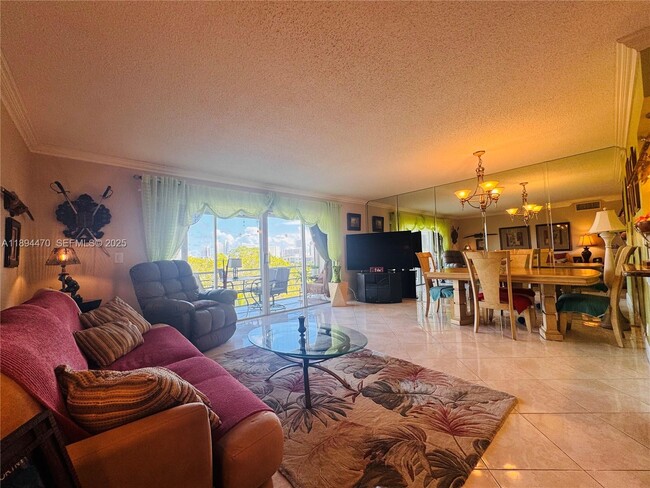 Building Photo - 1000 NE 14th Ave