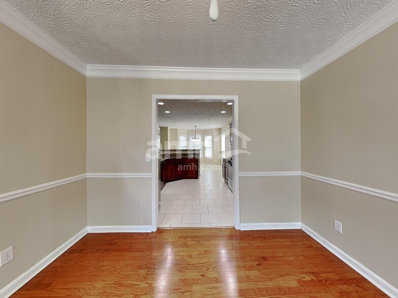 Building Photo - 1200 Evergreen Oak Way