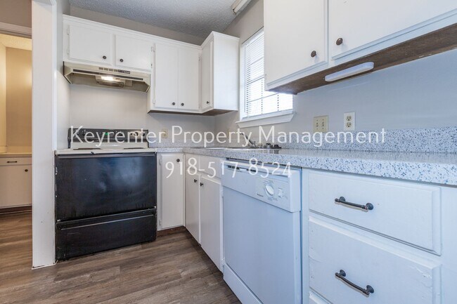 Building Photo - 1421 W Lillian St