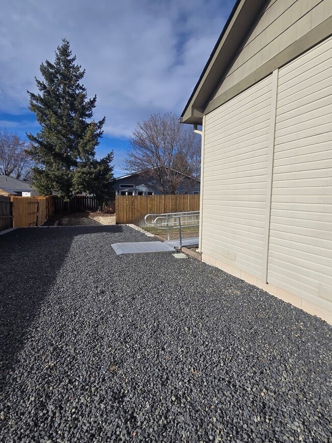 Building Photo - 1920 square foot single family home has 4 bedrooms and 2.0 bathrooms.