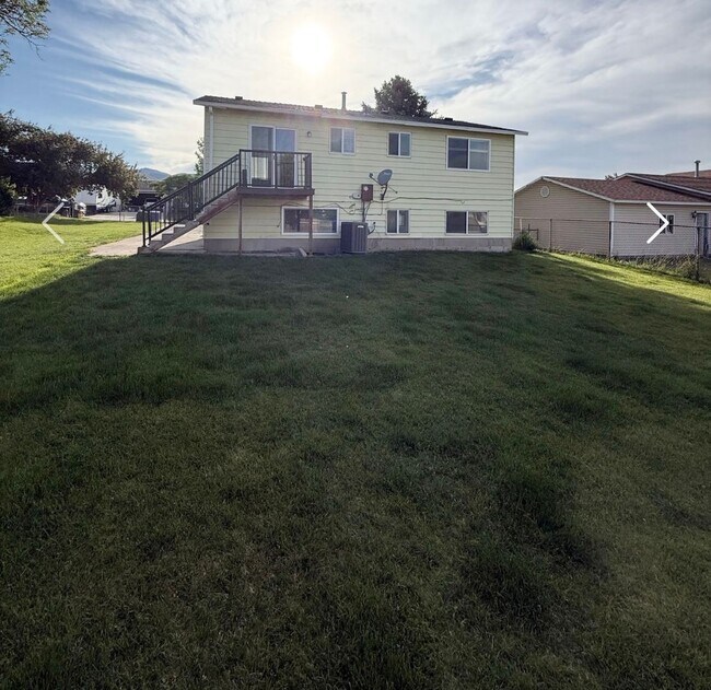 Building Photo - West Valley Four Bedroom Remodeled Split E...
