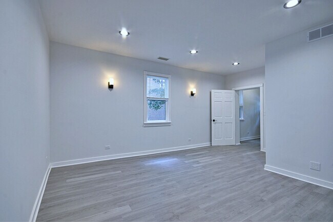 Building Photo - 2932 N Lakewood Ave