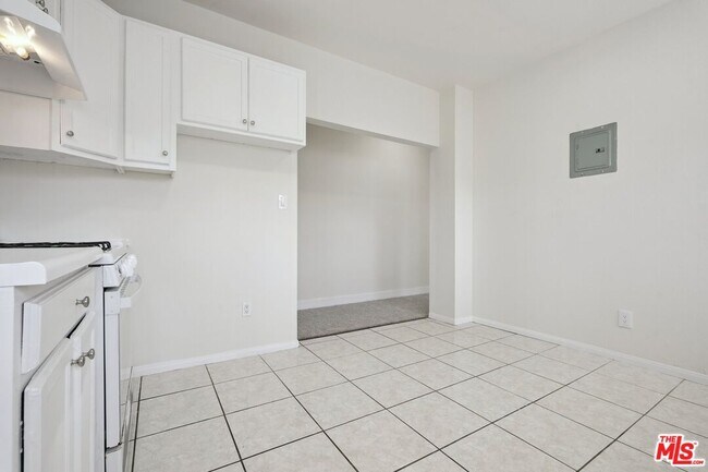 Building Photo - 1464 3/8-1464 W 35th Pl