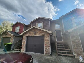 Building Photo - 3 bedroom townhouse available now