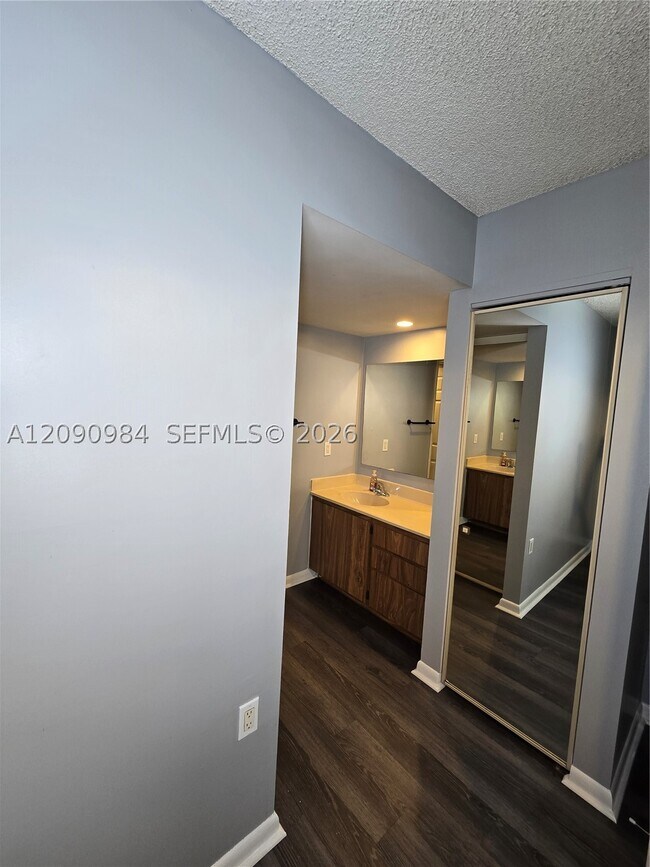 Building Photo - 1526 Whitehall Dr