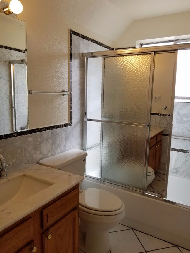 Building Photo - Cat-friendly 1 BD w/ BIG PATIO on the FIRS...