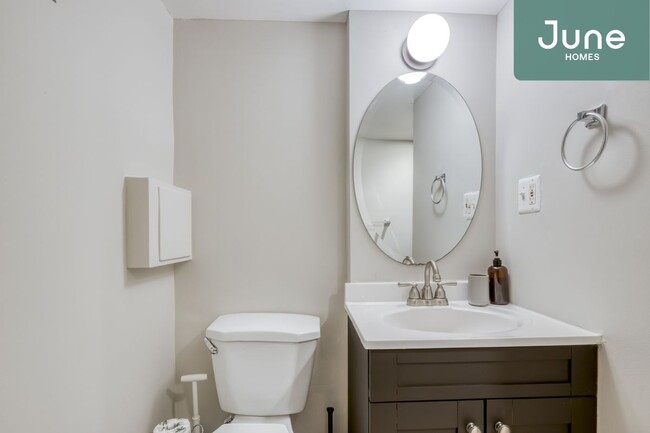 Building Photo - Queen room in 5-bed/2.5-bath Home