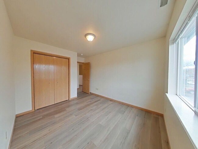 Building Photo - Beautiful 3 Bedroom 1.5 bath with attached...