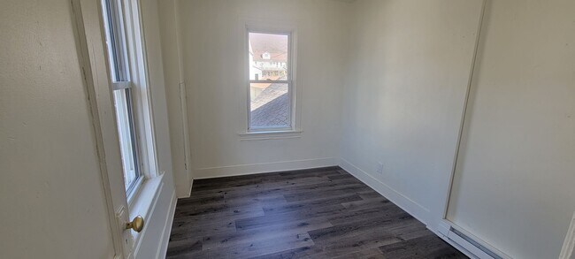 Building Photo - 217 Pen Argyl St