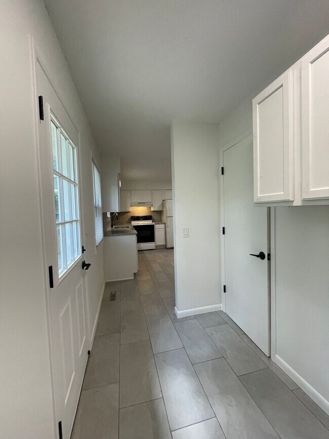 Building Photo - Great Location 3 bedroom 1 bath 1car garage