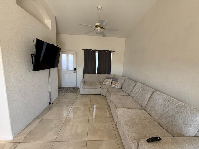 Building Photo - Yuma Meadows Townhouse - Furnished / Unfurnished