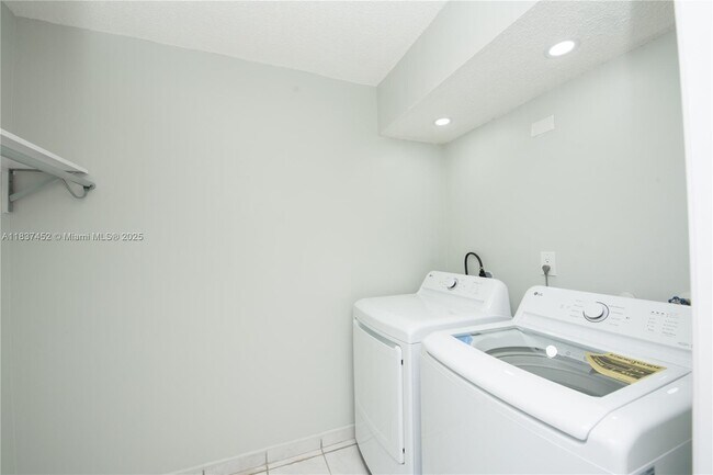 Building Photo - 10945 SW 113th Pl