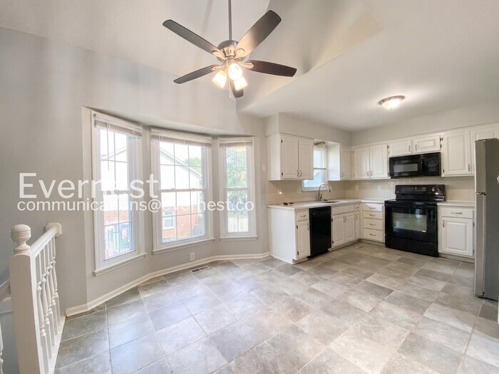 Building Photo - 1104 E Pineview St