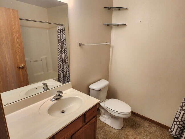 Building Photo - 2 bed 2 bath Kenosha condo