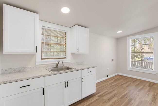 Building Photo - 1710 N Navidad St