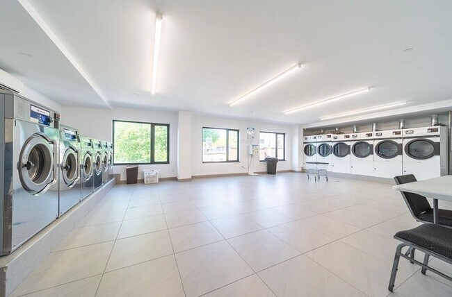 Building Photo - Charming 1BR Condo in Rego Park