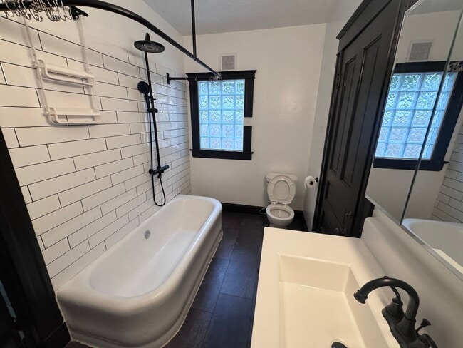 Building Photo - Charming Updated 4 Bedroom in East Council...
