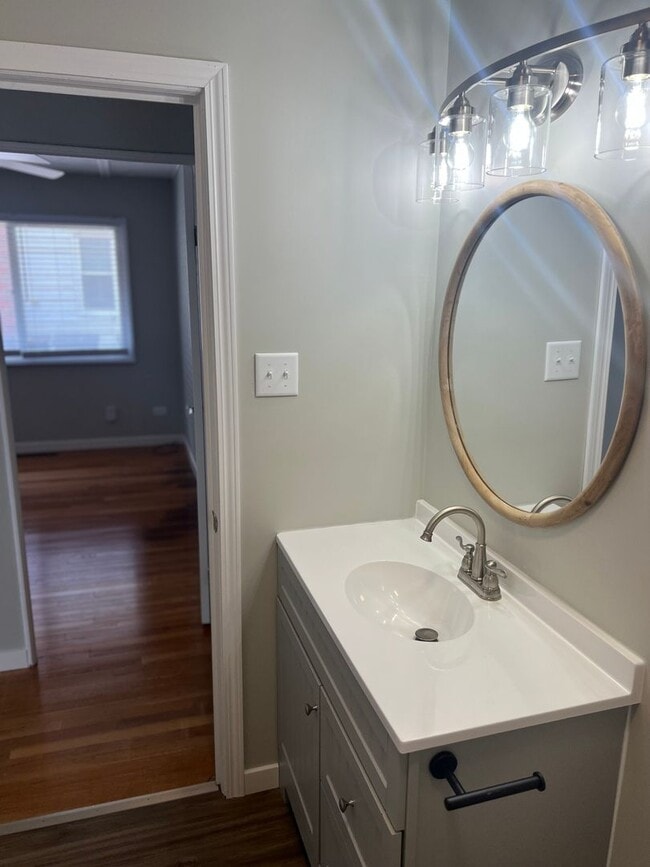 Building Photo - 3 Bedroom House Close to Columbian Park!