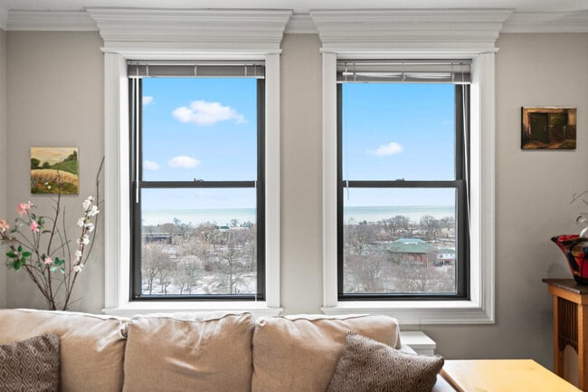 Building Photo - 2000 N Lincoln Park W