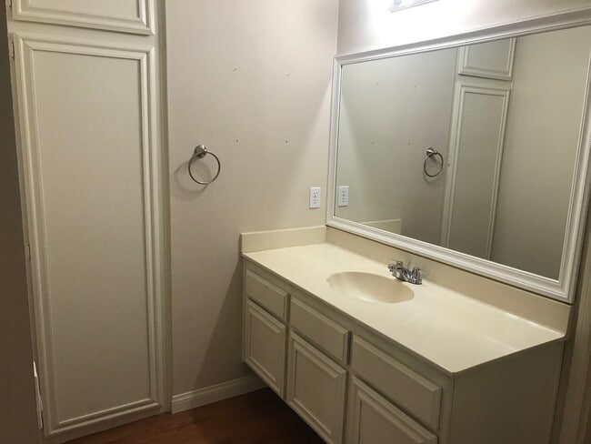 Building Photo - 2 BEDROOM/2BATH TOWN HOUSE STYLE CONDO IN ...