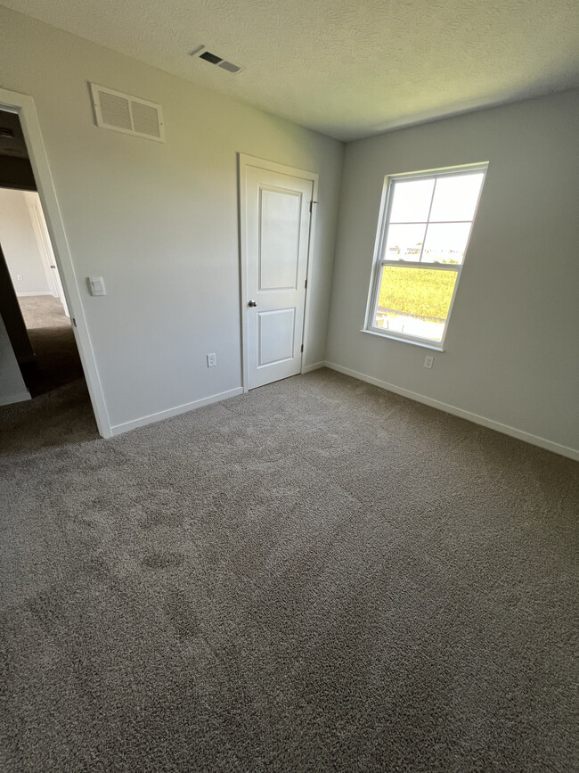 Middle bedroom (2nd bedroom) - 6582 Pfeifer Ash Dr