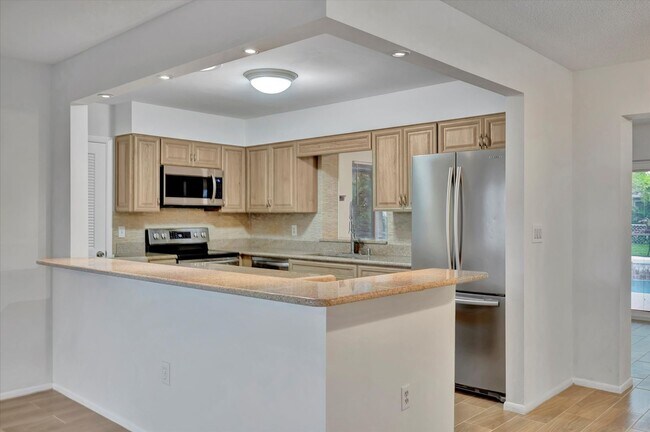 Building Photo - Beautiful 3-Bed / 2 Bath Pool Home in Sara...