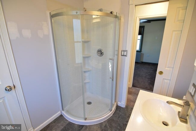 Building Photo - 1071 W Bristol Rd