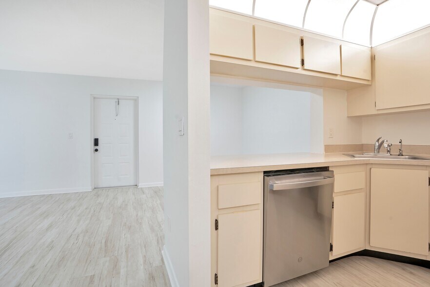 Building Photo - 9610 Green Cypress Ln