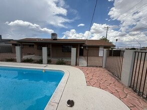 Building Photo - Beautiful Home w/ Pool