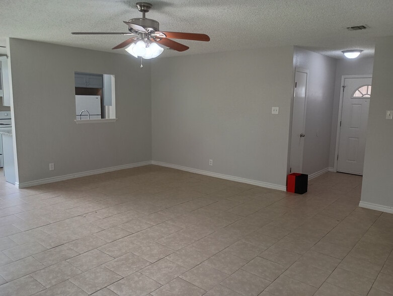 Building Photo - Room in House on Bounty Dr