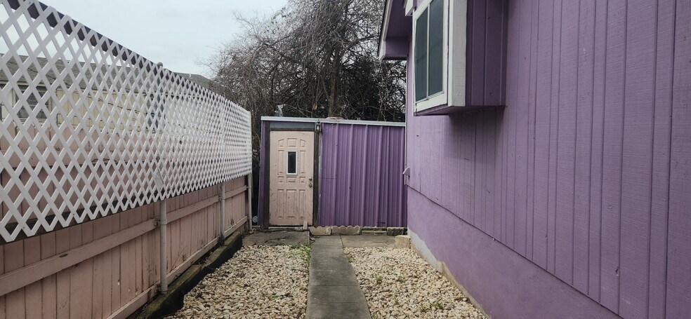 Backside - 605 E Applegate Dr