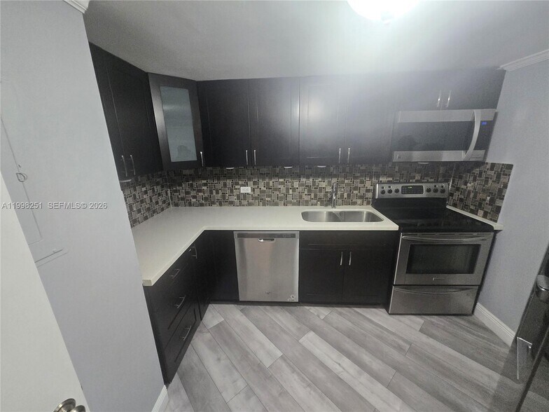 Building Photo - 825 Brickell Bay Dr