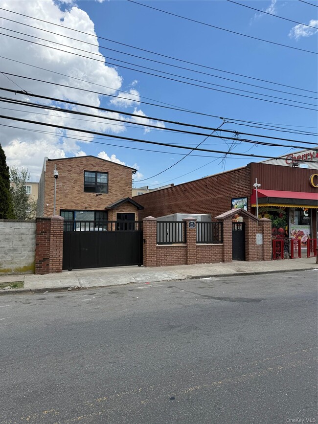 Building Photo - 919 Crescent St.