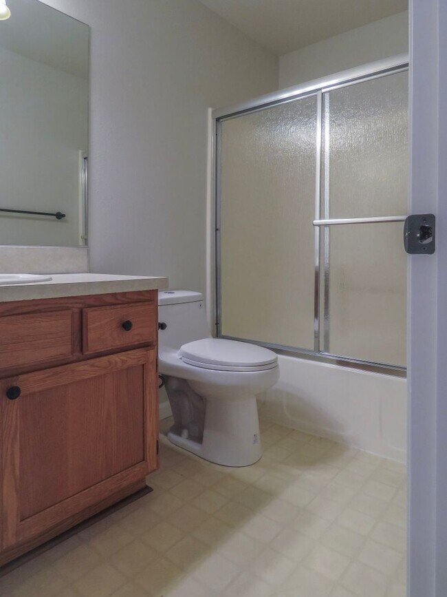 Building Photo - Updated Interior ! Spacious 2 Bedroom 2.5 Bath Town home close to Intel and Nike