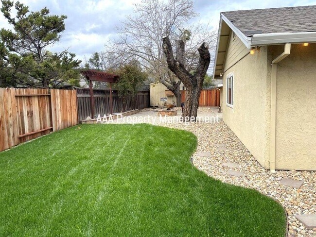 Building Photo - Pleasant HIll 3 bedroom 2 bath Great locat...