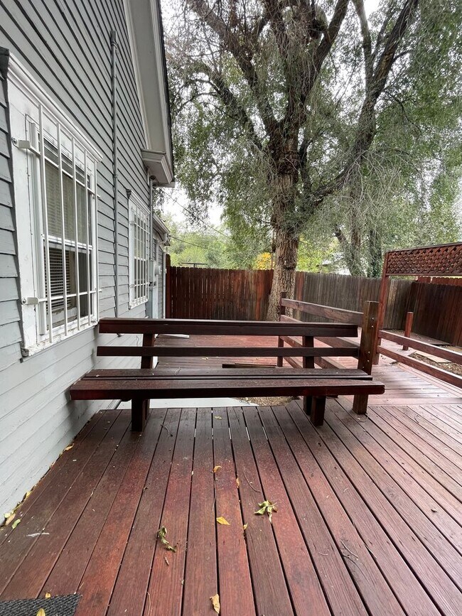 Building Photo - 3 Bedroom rancher in desirable West Side C...