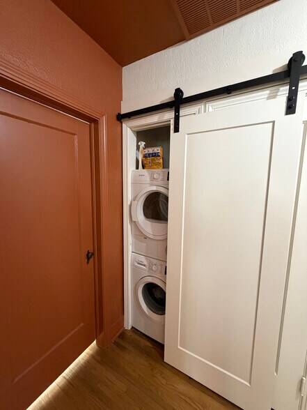 Building Photo - 2023 E 14th Pl