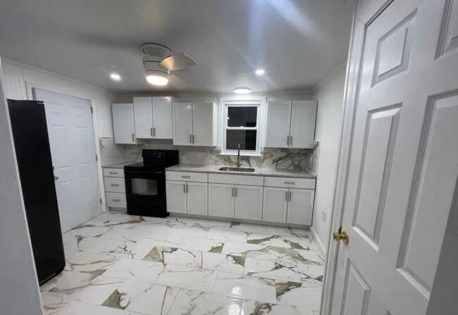 Building Photo - 100 Talisman Ct