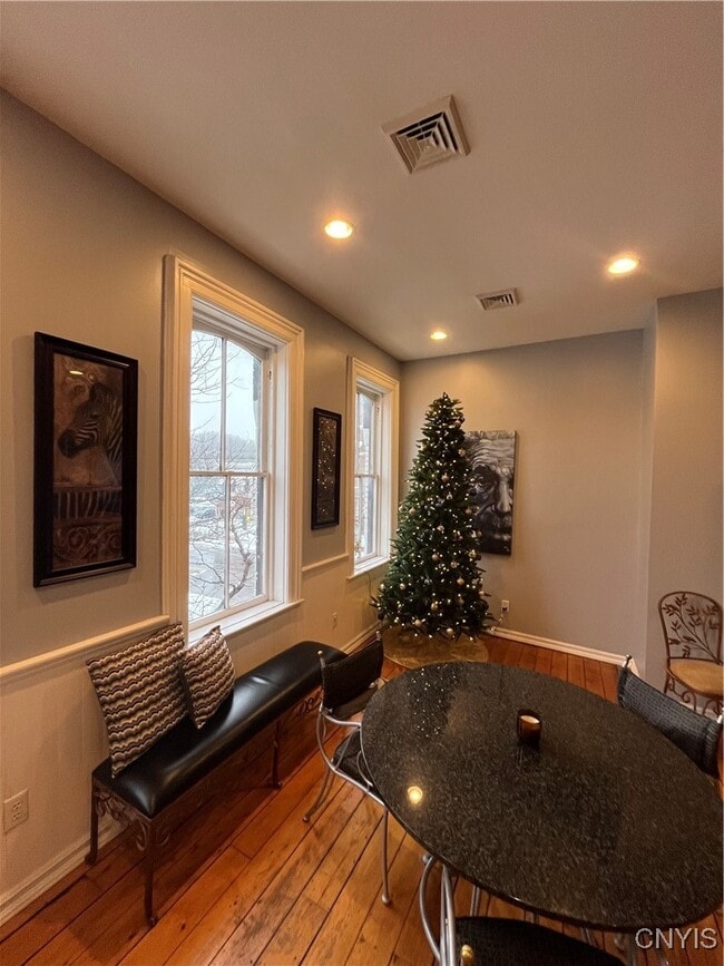 Building Photo - 2 W Park Row