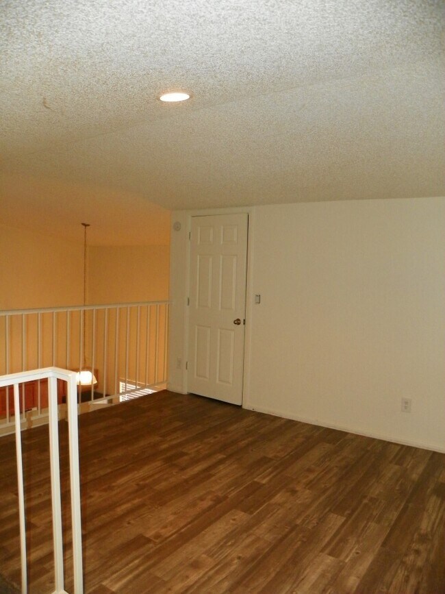 Building Photo - 1 bedroom with loft - or 2nd bedroom - w/d...