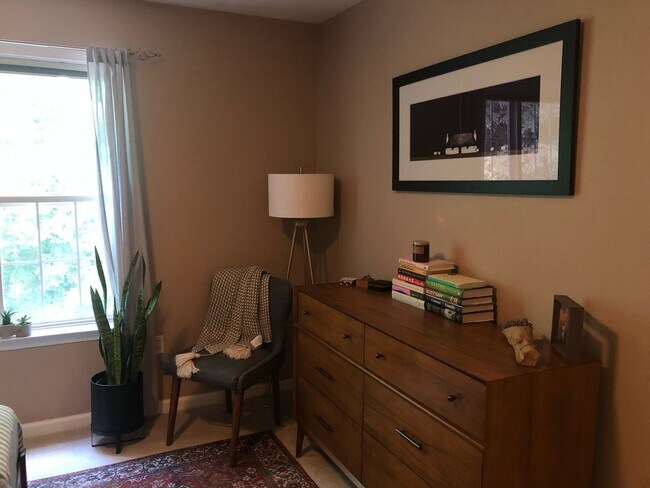 Building Photo - Beautifully Updated Townhome in Prime Carrboro Location – Walk to Downtown & Weaver Street Market