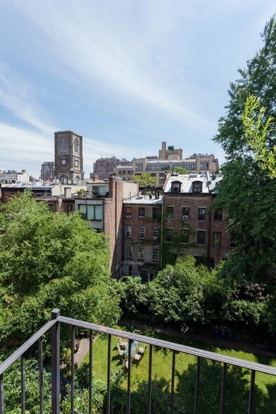 Building Photo - 350 W 21st St