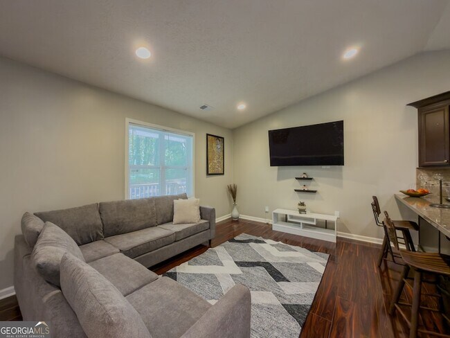 Building Photo - 580 Pineland Cir