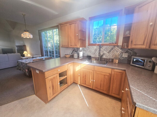 Building Photo - 8455 S Victoria Ave