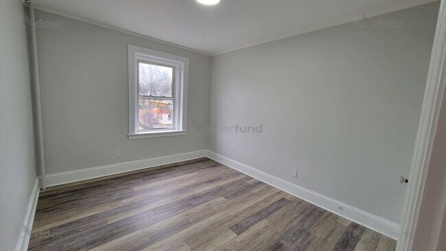 Building Photo - 1008 Main St