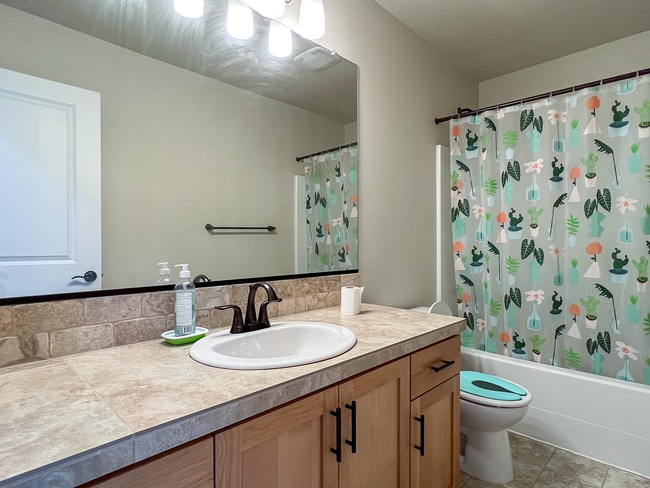 Building Photo - Enjoyable 4-Bed, 2.5-Bath Corner Lot Home in High-Tech Area!